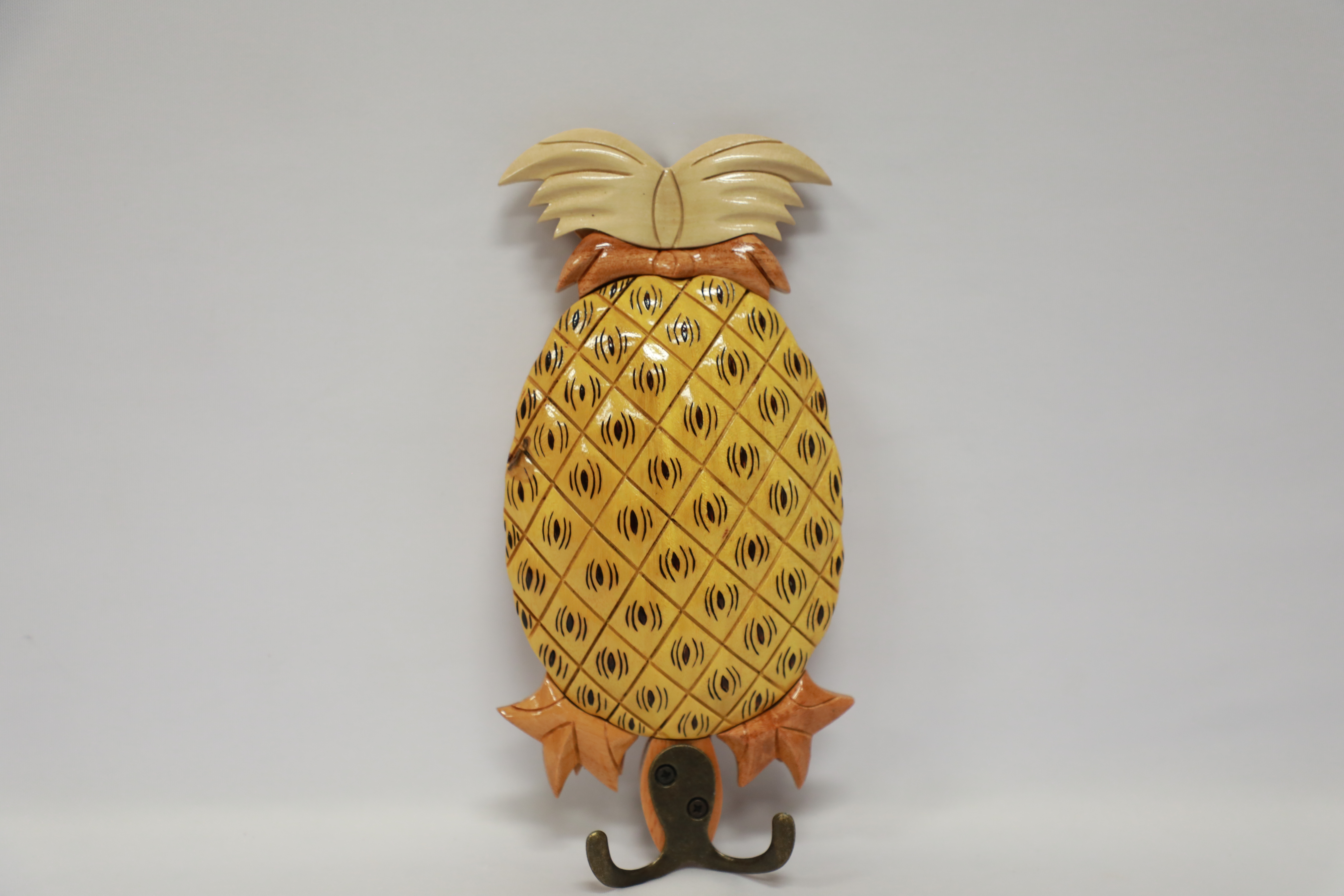 Wood pineapple w/ metal hook 10x5